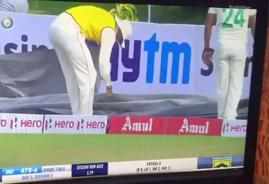 IND vs SA: Proteas Fielders Searching For 'Lost Ball' At Vizag Leaves Fans In Splits