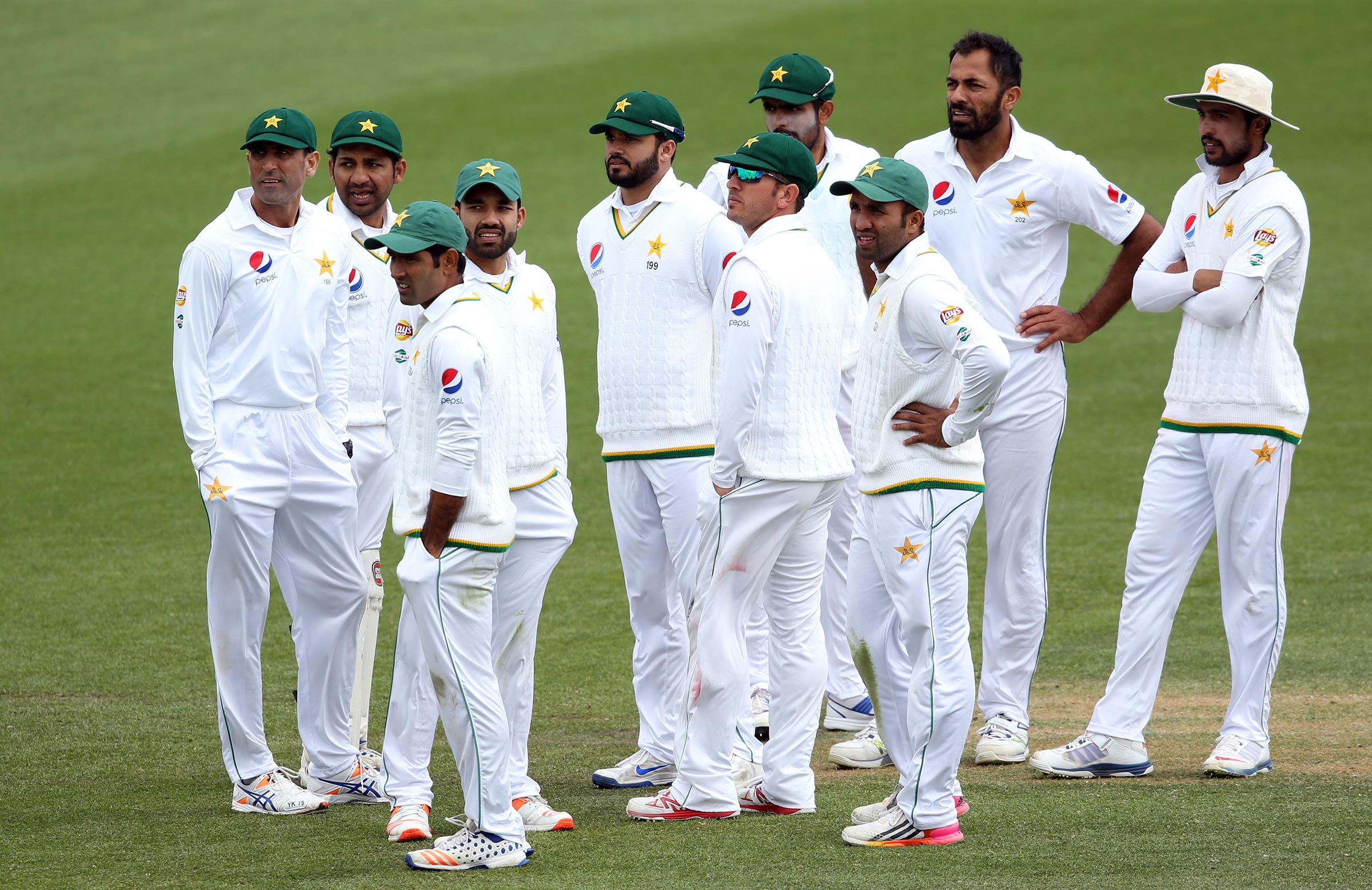 pak cricketers treat indian cab driver to dinner after he refused to take taxi fare Pak Cricketers Treat Indian Cab Driver To Dinner After He Refused to Take Fare