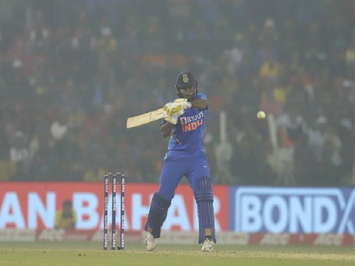 kohli posts witty compliment in marathi for shardul after his quick fire cameo in cuttack odi Kohli Posts Witty Compliment In Marathi For Shardul Post His Quick-fire Cameo In Cuttack ODI