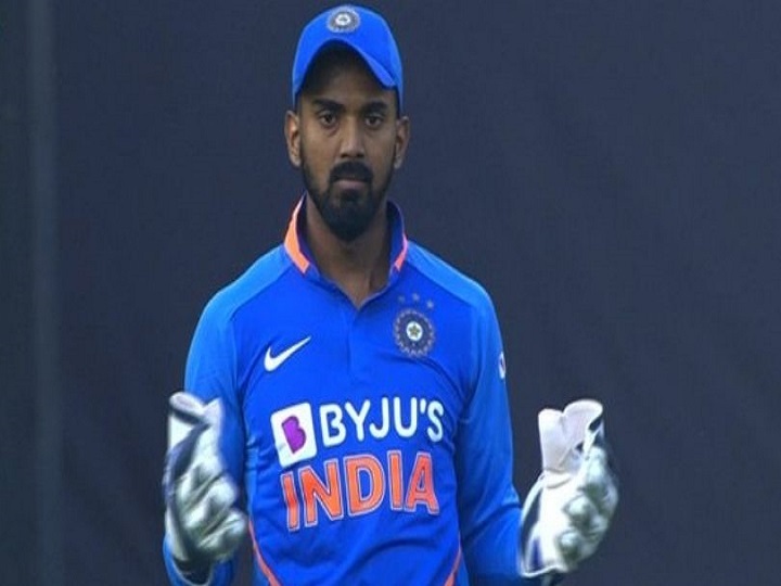 kl rahul dons wicketkeeping gloves after pant gets hit by cummins bouncer KL Rahul Dons Wicketkeeping Gloves After Pant Gets Hit By Cummins Bouncer