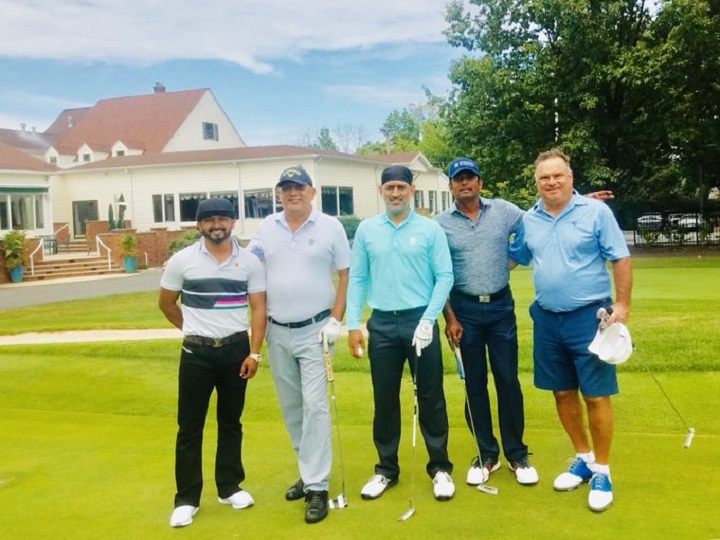 ms dhoni plays golf with kedar jadhav in usa on national sports day नेशनल स्पोर्ट्स डे पर धोनी ने केदार जाधव के साथ अमेरिका में खेला गोल्फ, देखें तस्वीरें