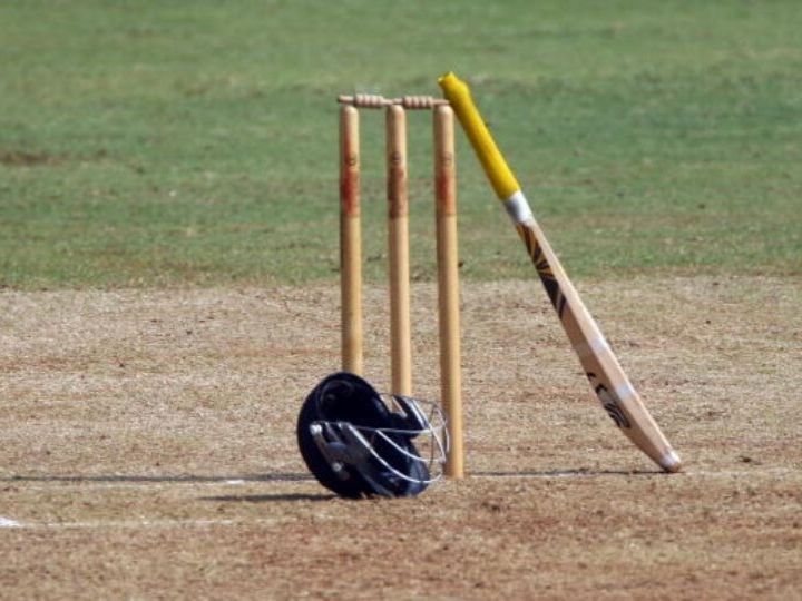 karachi umpire dies during cricket match due to heart attack on the field पाकिस्तान में क्लब टूर्नामेंट के दौरान दिल का दौरा पड़ने से अंपायर की मौत