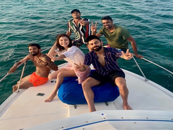 endless blues virat kohli and teammates enjoy yacht party with anushka sharma विराट कोहली एंड कंपनी ने अनुष्का शर्मा के साथ की याच पार्टी, केएल राहुल और अश्विन भी हुए शामिल