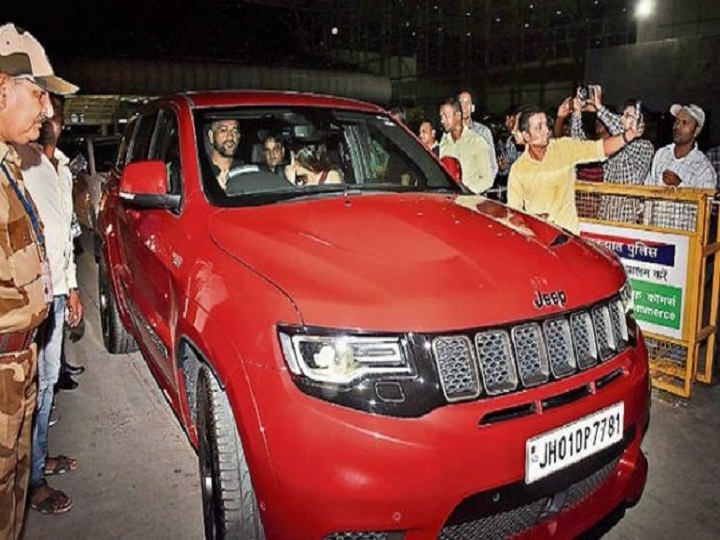 ms dhoni drives new car red beast grabs eyeballs watch एमएस धोनी ने पहली बार ड्राइव की अपनी ये शानदार कार, एयरपोर्ट पर परिवारवालों के साथ रिसीव करने पहुंची थी साक्षी