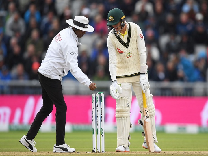 why there were no bails on stumps in manchester test in ongoing ashes एशेज टेस्ट: आखिर क्यों विकेट पर बिना बेल्स के खेला गया क्रिकेट? रन-आउट के दौरान क्या होते नियम? यहां जानें सबकुछ