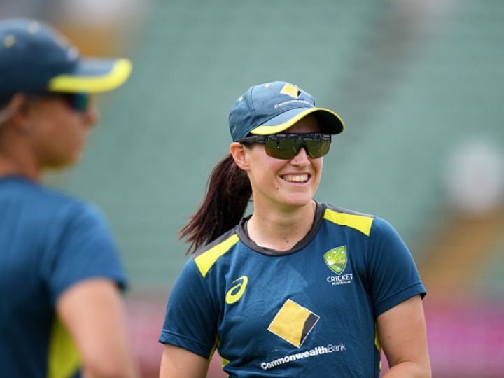 australias megan schutt scripts history with maiden odi hat trick वनडे में हैट्रिक लेने वाली ऑस्ट्रेलिया की पहली महिला क्रिकेटर बनी मेघन स्कट