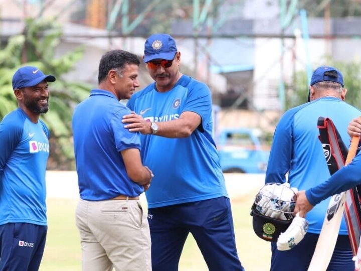 rahul dravid spends time with indian players ahead of 3rd t20i तीसरे टी20 से पहले टीम इंडिया के कैम्प में पहुंचे राहुल द्रविड़