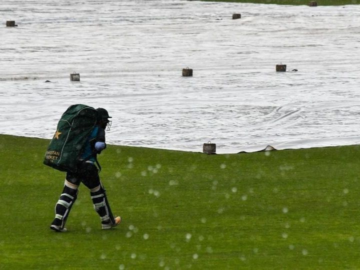 pak v sl 1st odi rain washes out series opener at karachi 1st ODI PAK vs SL: बारिश की भेंट चढ़ा पाकिस्तान-श्रीलंका पहला वनडे, इंतज़ार और बढ़ा