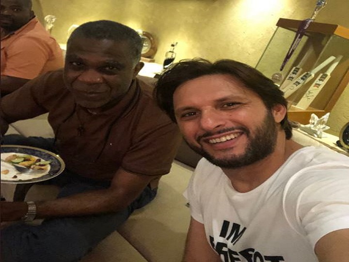 michael holding bats for more cricket in pakistan after dinner at shahid afridis karachi home शाहिद अफरीदी के घर डिनर पर पहुंचे वेस्टइंडीज के पूर्व दिग्गज माइकल होल्डिंग