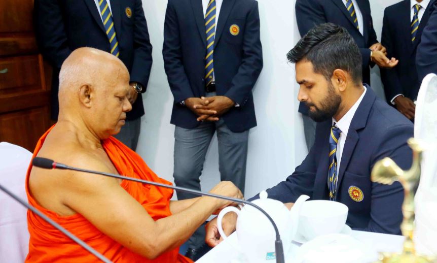 पाकिस्तान दौरे पर रवाना होने से पहले श्रीलंकाई टीम के खिलाड़ियों ने बौद्ध भिक्षु से आशीर्वाद लिया.