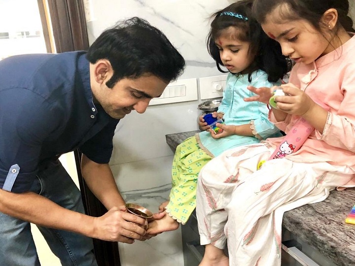 gautam gambhir shares picture with daughters with a unique spin to ashtami kanjak गौतम गंभीर ने अष्टमी के मौके पर शेयर की बेहद सुंदर तस्वीर, अपनी बेटी से लिया आशीर्वाद