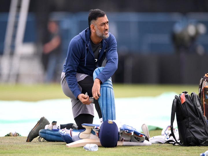 dhoni might make comeback in indian cricket team ravi shastri statement hinted at it धोनी की वापसी के दरवाजे बंद नहीं, ऐसे बन सकती है नई संभावना