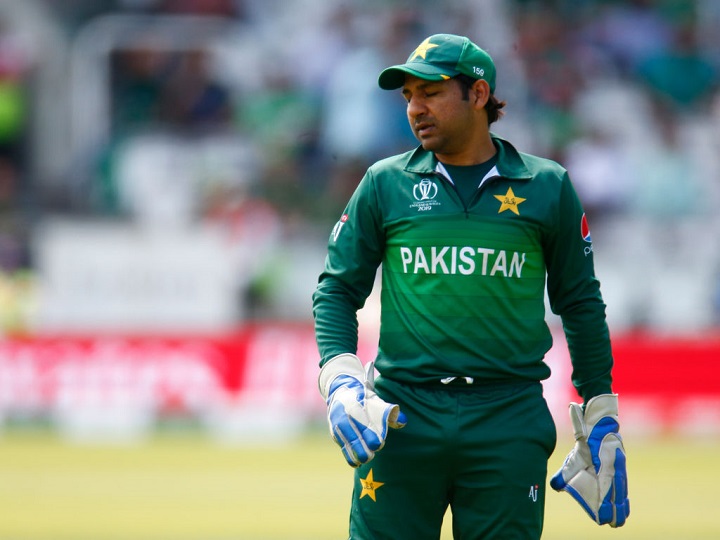 sarfaraz ahmed sacked as pakistan skipper from all the formats सरफराज अहमद से छिनी पाक टीम की कमान, पाकिस्तान क्रिकेट के टेस्ट और टी20 फॉर्मेट से कहा गया अलविदा