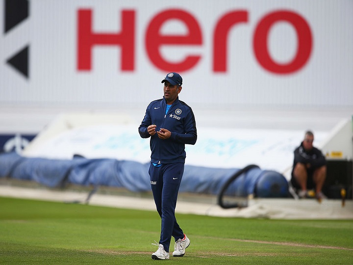 ट्विटर पर एक बार फिर रिटायर हुए एमएस धोनी, देखिए कैसे ट्रोलर्स और धोनी के फैंस के बीच हुई जंग