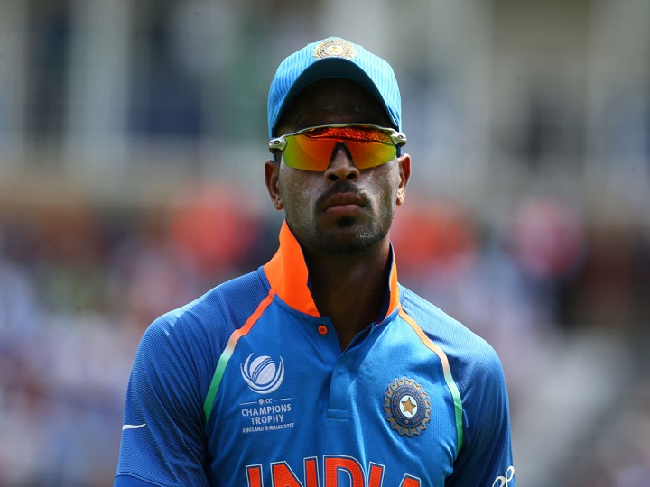 lower back injury may keep hardik pandya out of game for long period पीठ में लगी चोट के कारण हार्दिक पंड्या क्रिकेट से रह सकते हैं लंबे समय तक दूर