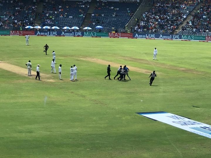 ind vs sa fan invades pitch to meet rohit sharma IND vs SA: पुणे टेस्ट के दौरान दर्शक सुरक्षा कार्डन तोड़ मैदान में घुसा