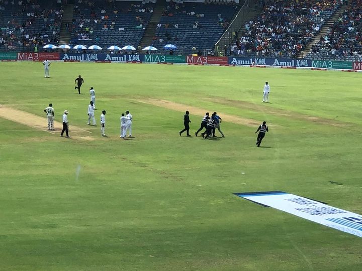IND vs SA: पुणे टेस्ट के दौरान दर्शक सुरक्षा कार्डन तोड़ मैदान में घुसा