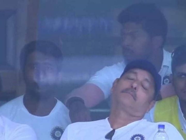 10 crore per year for sleeping twitter trolls ravi shastri for taking a nap in the dressing room रवि शास्त्री के सोते हुए फोटो ने सोशल मीडिया पर मचाया धमाल