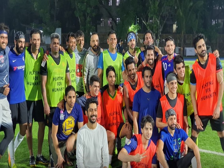 ms dhoni leander paes and arjun kapoor come together for charity football match in mumbai चैरिटी फुटबॉल मैच में एक साथ मैदान पर उतरे महेंद्र सिंह और लिएंडर पेस