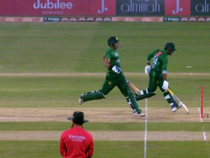 pakistan batsmen forget how to run as sarfaraz and iftikhars race leads to hilarious run out PAK vs SL: विकटों के बीच पाकिस्तानी बल्लेबाज ने लगाई ऐसी दौड़ की पूरी टीम हुई ट्रोल