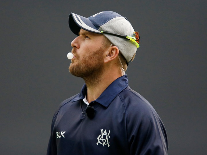 aaron finch substituted after suffering blow on head during sheffield shield शेफील्ड शील्ड मुकाबले में फिंच के सिर पर चोट लगी, जाना पड़ा मैदान के बाहर