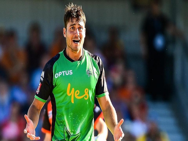 through the legs boundary saving marcus stoinis discovers new art in bbl मार्कस स्टोइनिस ने BBL में टांगों के बीच से गेंद को फेंक कर बचाई बाउंड्री, लोगों ने कहा- ये है फील्डिंग का नया तरीका