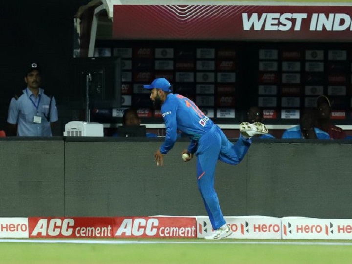 watch virat kohli takes stunning catch on another bad day for indian fielders विंडीज के खिलाफ विराट ने लिया ऐसा कैच, पूरा स्टेडियम खड़े होकर बजाने लगा ताली, देखें वीडियो