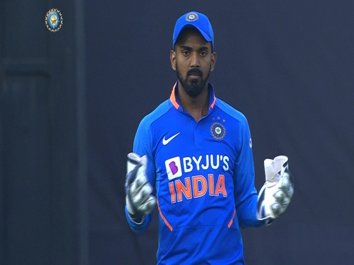 mumbai odi kl rahul dons wicketkeeping gloves after rishabh pant injury पंत के सिर पर लगी चोट, विकेटकीपिंग करने आए केएल राहुल