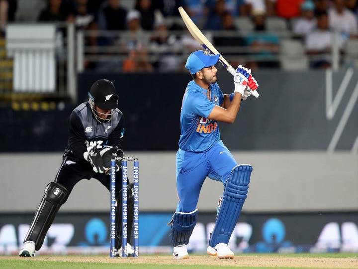 learnt art of chasing watching virat kohli bat says shreyas iyer दूसरे टी20 में एक बार फिर मैच जिताऊ पारी के बाद अय्यर ने कहा- ' मैच खत्म करना विराट से सीखा है'