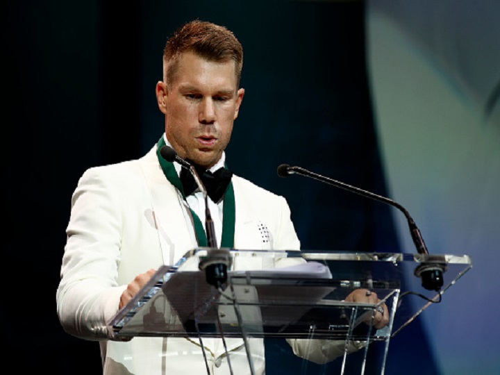 getting cricket taken away it really really hurt warner breaks down during award acceptance speech watch मैं जानता हूं कि मैंने आप सबको नीचा दिखाया है, मेरे लिए वो 12 महीने जिंदगी के सबसे खराब पल : वार्नर