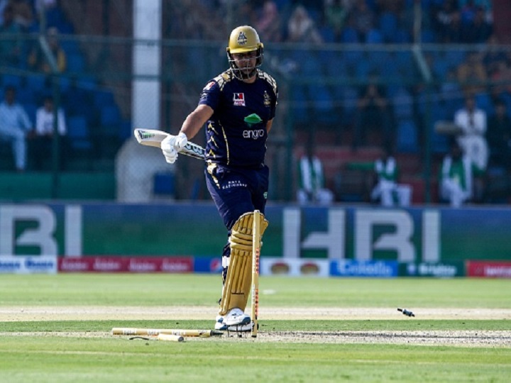 PSL में मोइन खान के बेटे आजम खान ने कुछ इस अंदाज में पूरा किया रन, उल्टे बल्ले से क्रीज में पहुंचे