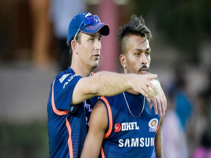 hope hardik pandya gets to play some cricket before ipl mumbai indians bowling coach shane bond मुंबई इंडियंस के गेंदबाजी कोच शेन बॉन्ड ने कहा- 'आशा है कि पंड्या IPL से पहले थोड़ा क्रिकेट जरूर खेलेंगे